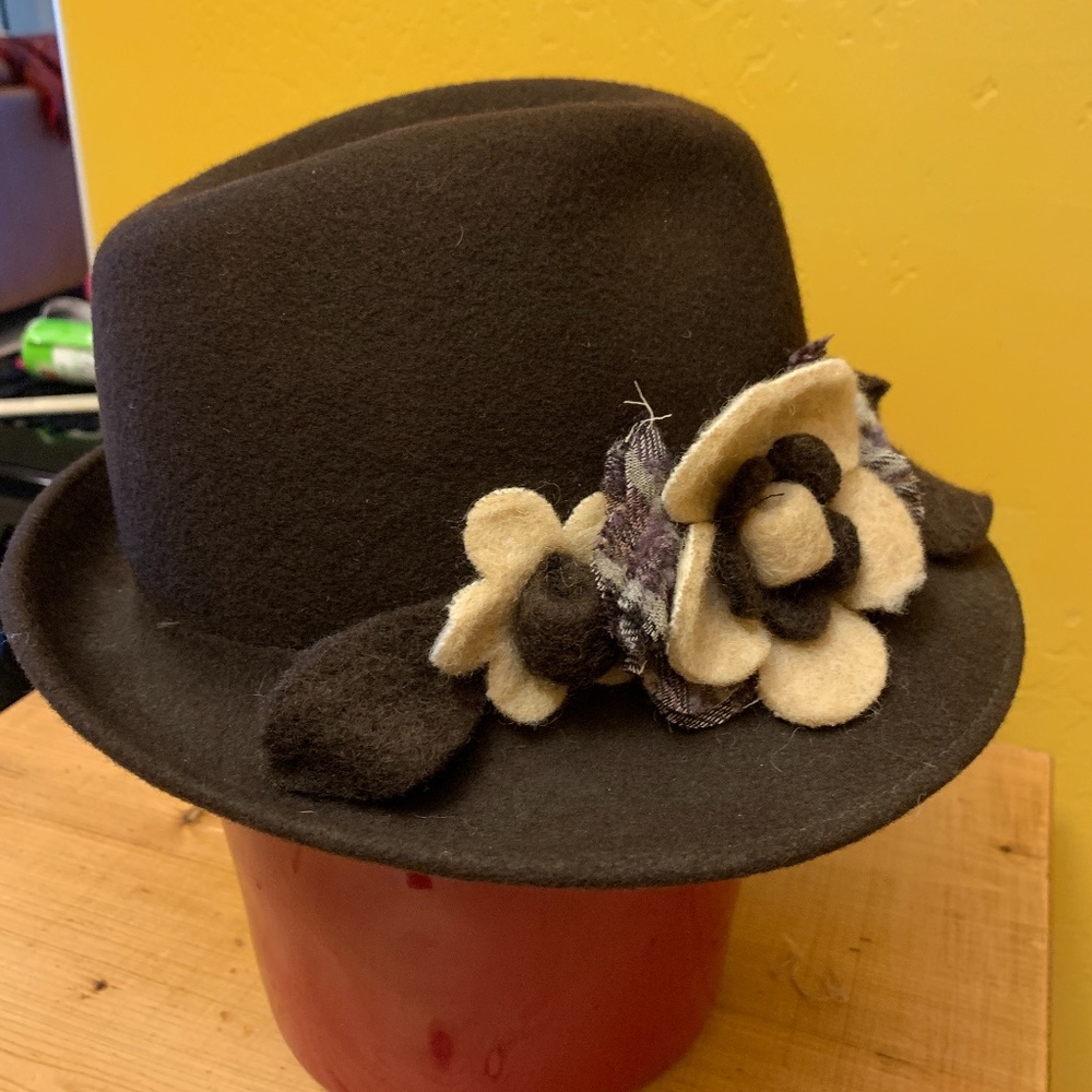 Brown wool felt hat w/flowers!